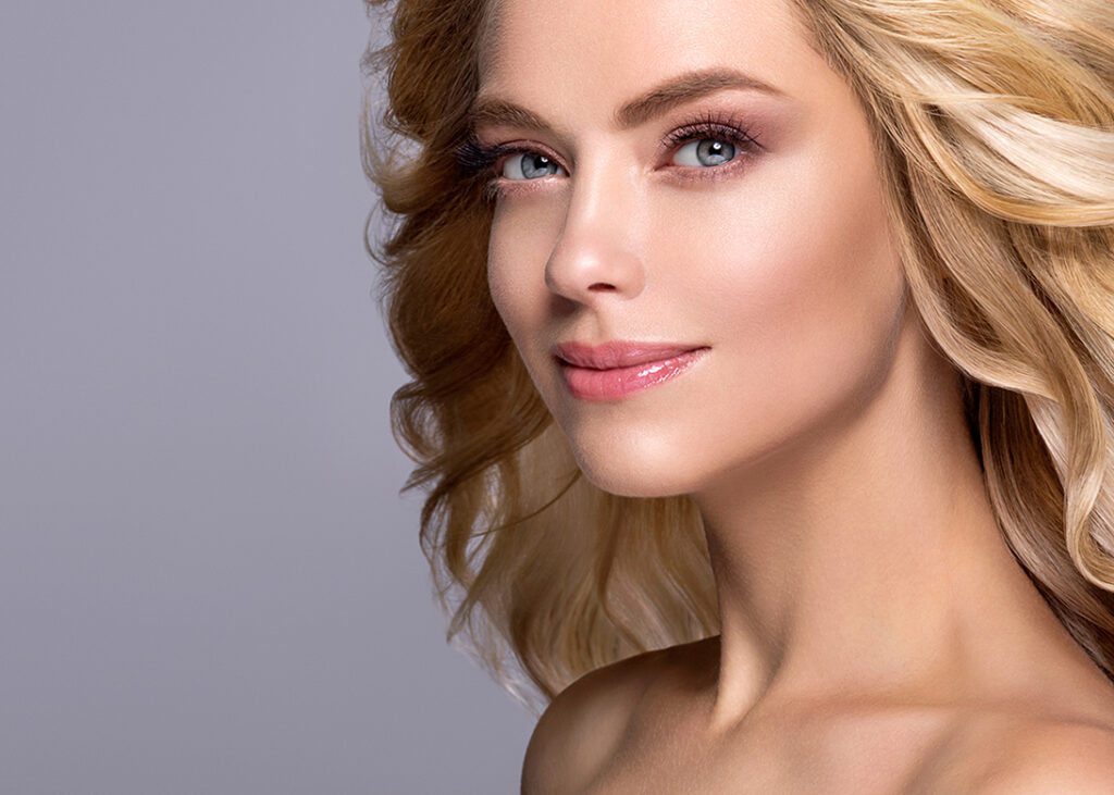 El peeling facial renueva la piel con sustancias químicas, promoviendo el colágeno para una apariencia joven